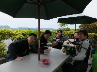 芦ノ湖スカイライン名物『箱根ドラ焼きソフト(箱ドラ)』を手にまんぞくげな面々。