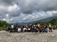 一見、良い天気に見せかけて、(おまいらが走り出したら降らせてやるぜと言わんばかりの)分厚い雲が不穏ですね。