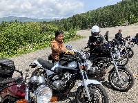 爽やかな笑みを浮かべるいち氏。セロー225を崖から投擲してタンクボコボコにしても爽やかさがまったく変わらないひと。